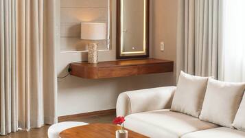 Premium-lejlighed - flere senge - balkon - parkudsigt | Opholdsområde | Fladskærms-tv