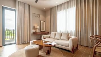 Premium-lejlighed - flere senge - balkon - parkudsigt | Opholdsområde | Fladskærms-tv