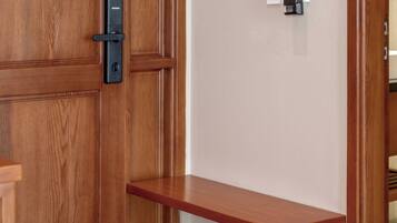 Premium appartement, Meerdere bedden, balkon, uitzicht op park | Woonruimte | Flatscreentelevisie