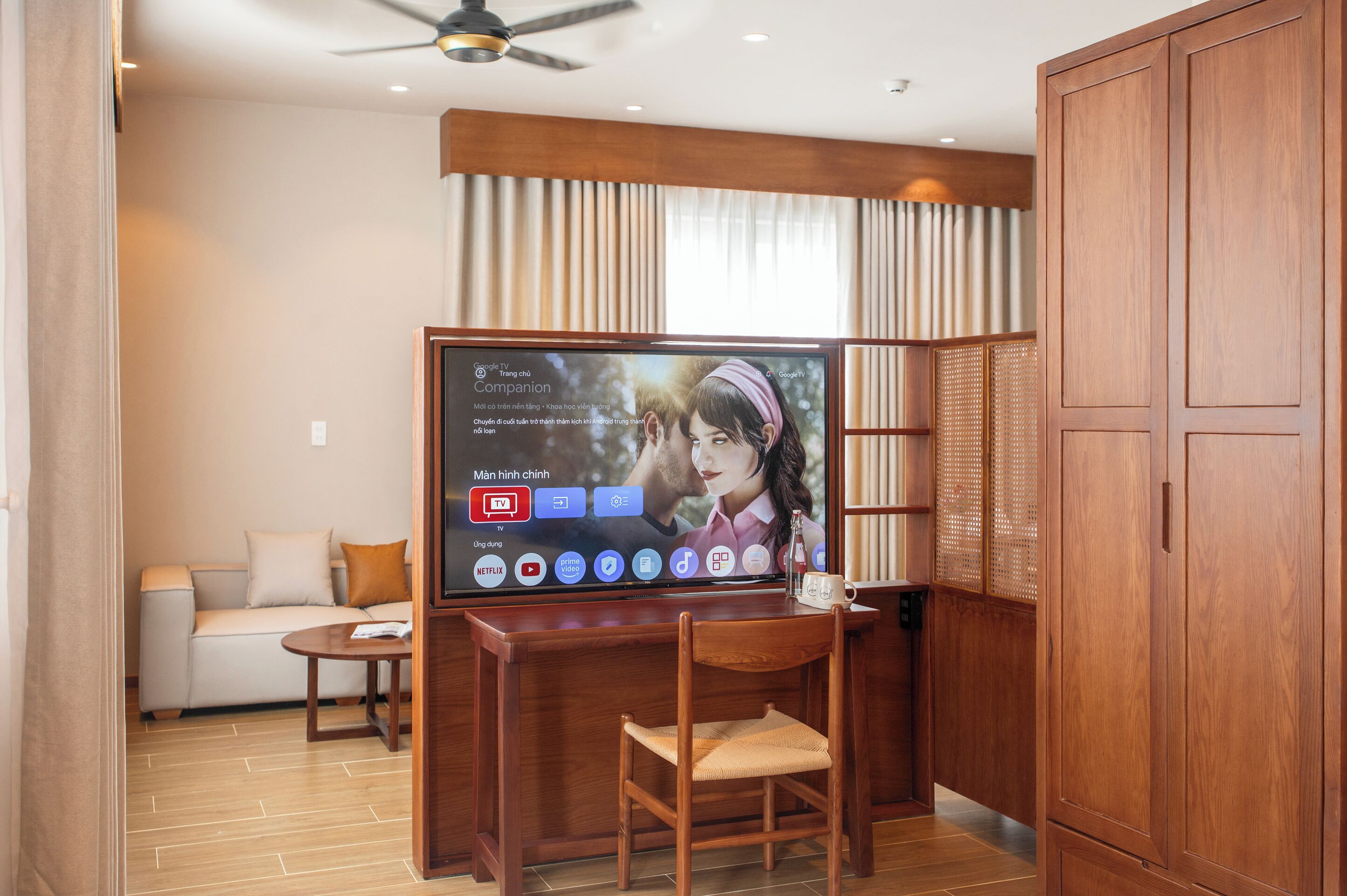 Escriptori, espai de treball apte per a portàtils i wifi gratuïta 