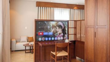 Escritorio, espacio para trabajar con laptop y wifi gratis