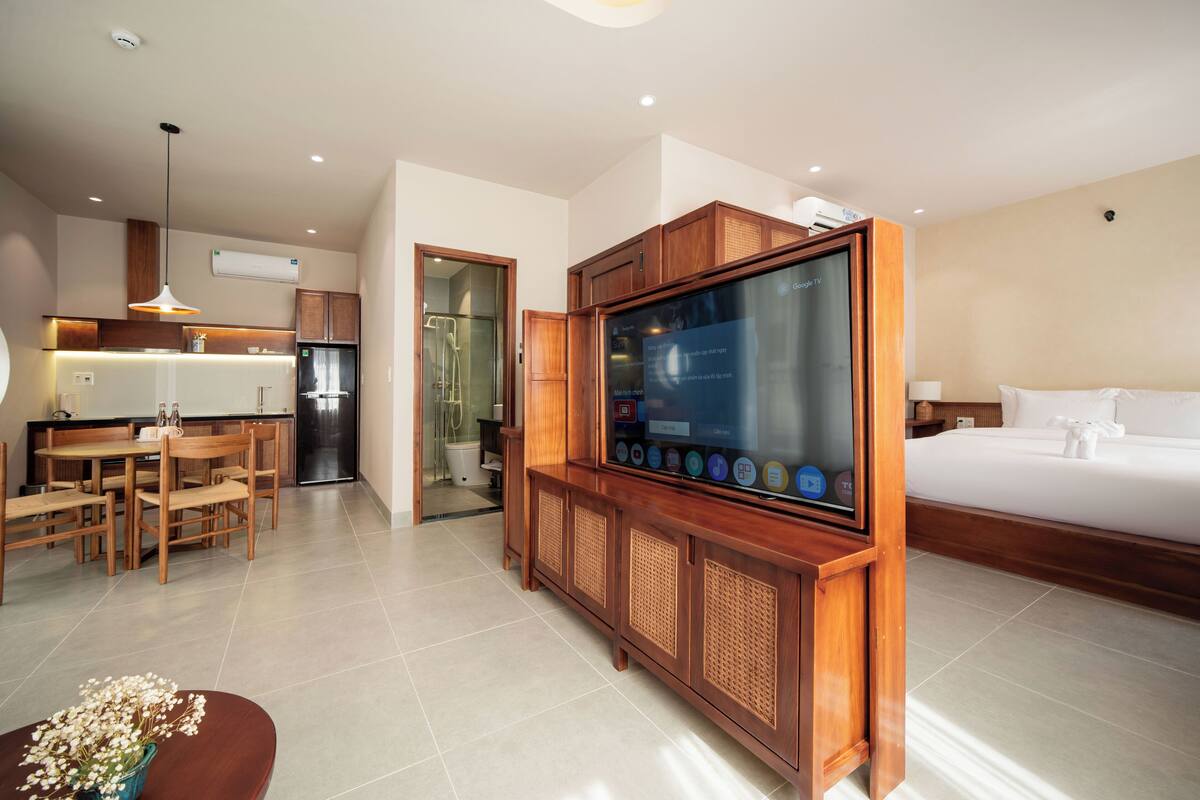 Deluxe Apartment, 1 King Bed, Lanai, City View | Living area