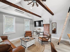 TV - Unique BOHO Ohio City Loft Apt (Cleveland)