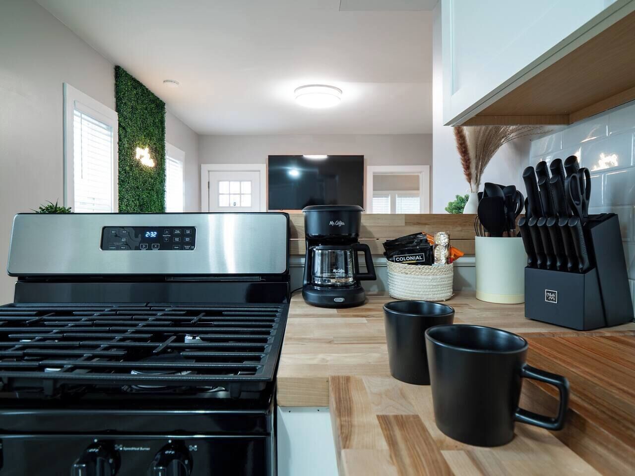 Kylskåp, mikrovågsugn, ugn och spishäll