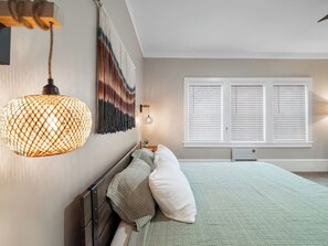 2 habitaciones, escritorio, tabla de planchar con plancha y wifi 