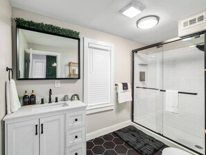 Hair dryer - Amazing Boho Oasis Apartment in Ohio City (Cleveland)