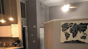 Un soggiorno moderno con un divano, un tavolino e una mappa del mondo appesa al muro.