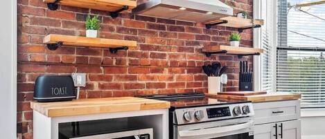 Kylskåp, mikrovågsugn, ugn och spishäll