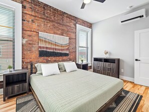 Desk, iron/ironing board, WiFi, bed sheets