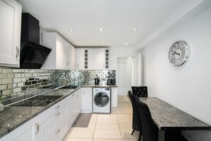 Micro-ondes, four, plaque de cuisson