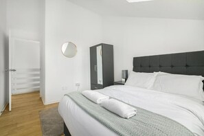 2 chambres, fer et planche à repasser, accès Internet, draps fournis