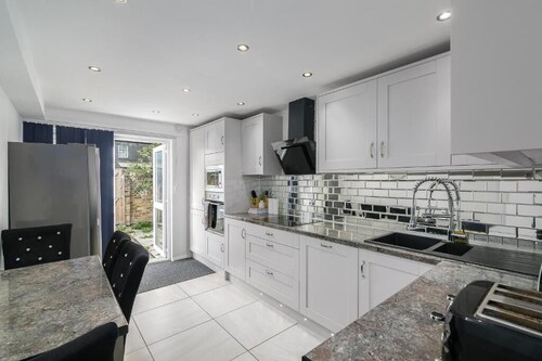 Modern Retreat - 3 Beds - Parking - Wifi - 15 mins to tube