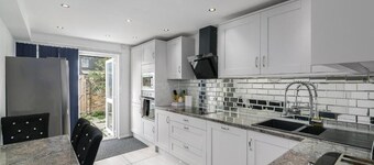 Modern Retreat - 3 Beds - Parking - Wifi - 15 mins to tube