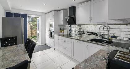 Modern Retreat - 3 Beds - Parking - Wifi - 15 mins to tube