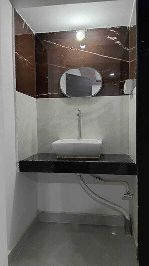 Ducha, artículos de tocador gratuitos, toallas, jabón