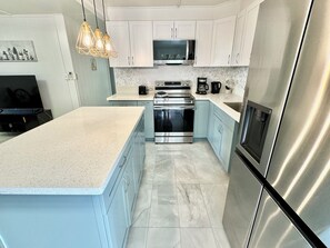 Private kitchen - 3-bedroom townhome in peaceful Ewa Beach with AC (Ewa Beach)