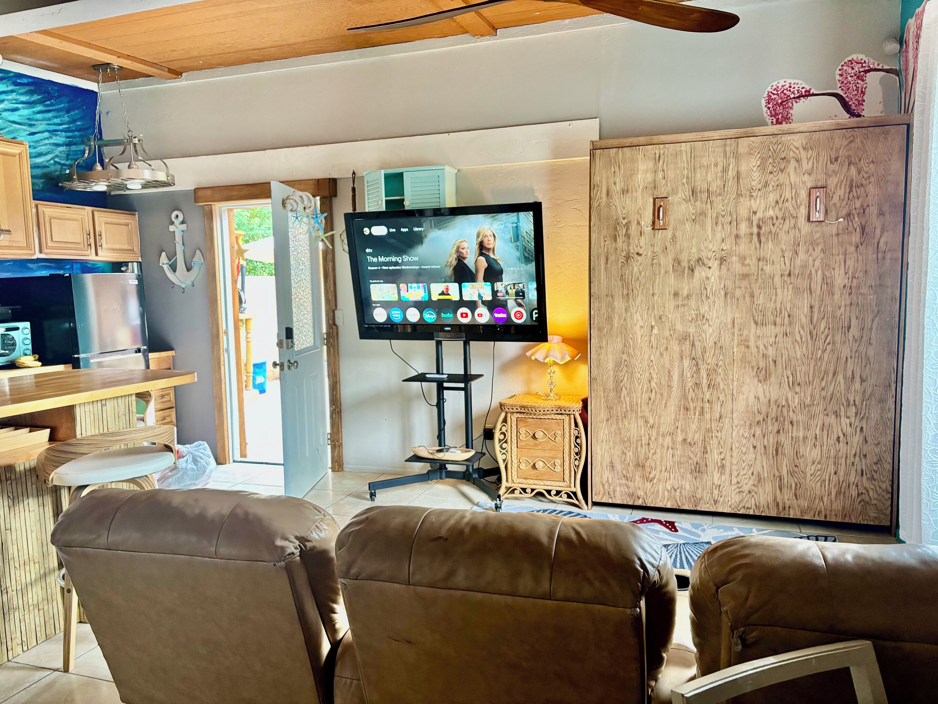 Smart TV, books, stereo