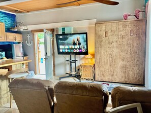 Een smart-tv, boeken en een stereo