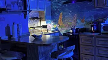 Fridge, oven, stovetop, coffee/tea maker