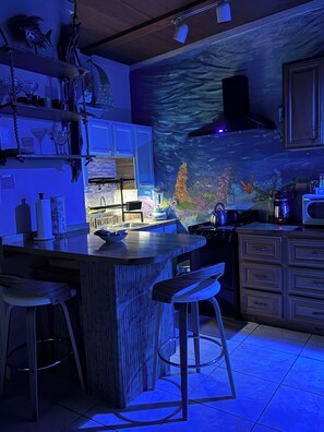 Een koelkast, een oven, een kookplaat, een koffiezetapparaat/waterkoker