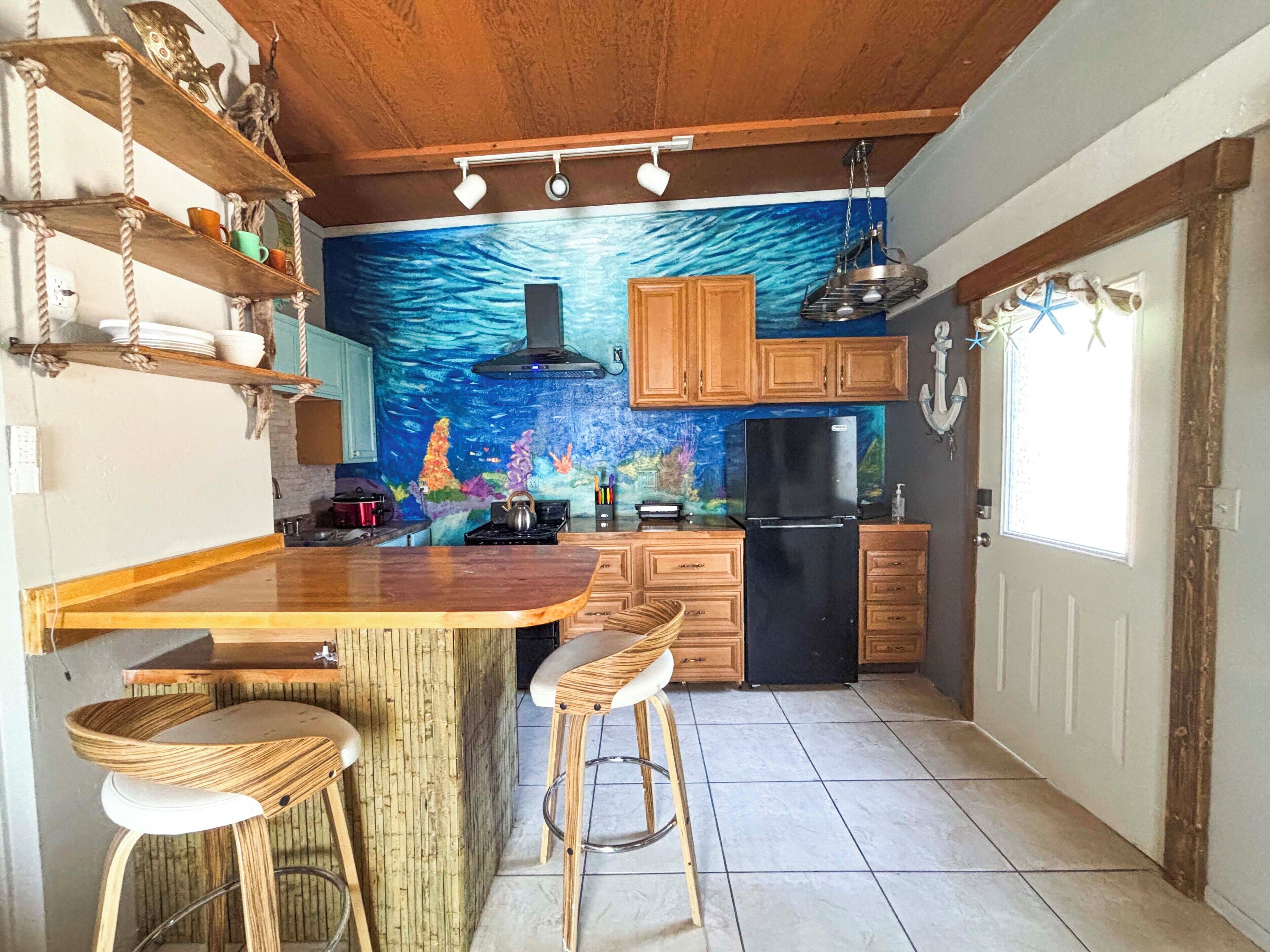 Fridge, oven, stovetop, coffee/tea maker