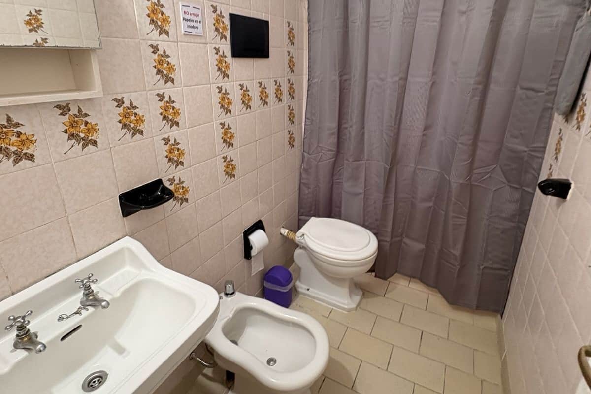 Ducha, secador de pelo, bidet, toallas