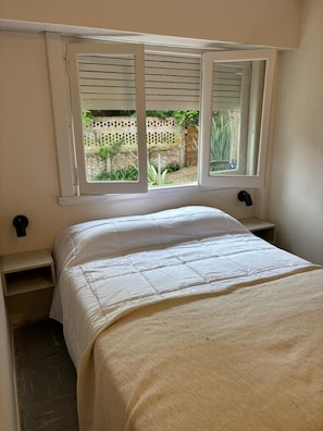 Chambre double, patio, vue sur le jardin | Coffre-fort, rideaux dâobscurcissement, accĂšs au Wi-Fi (inclus)