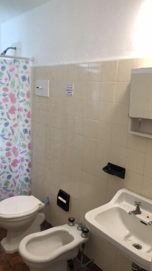 Douche, sèche-cheveux, serviettes fournies, savon