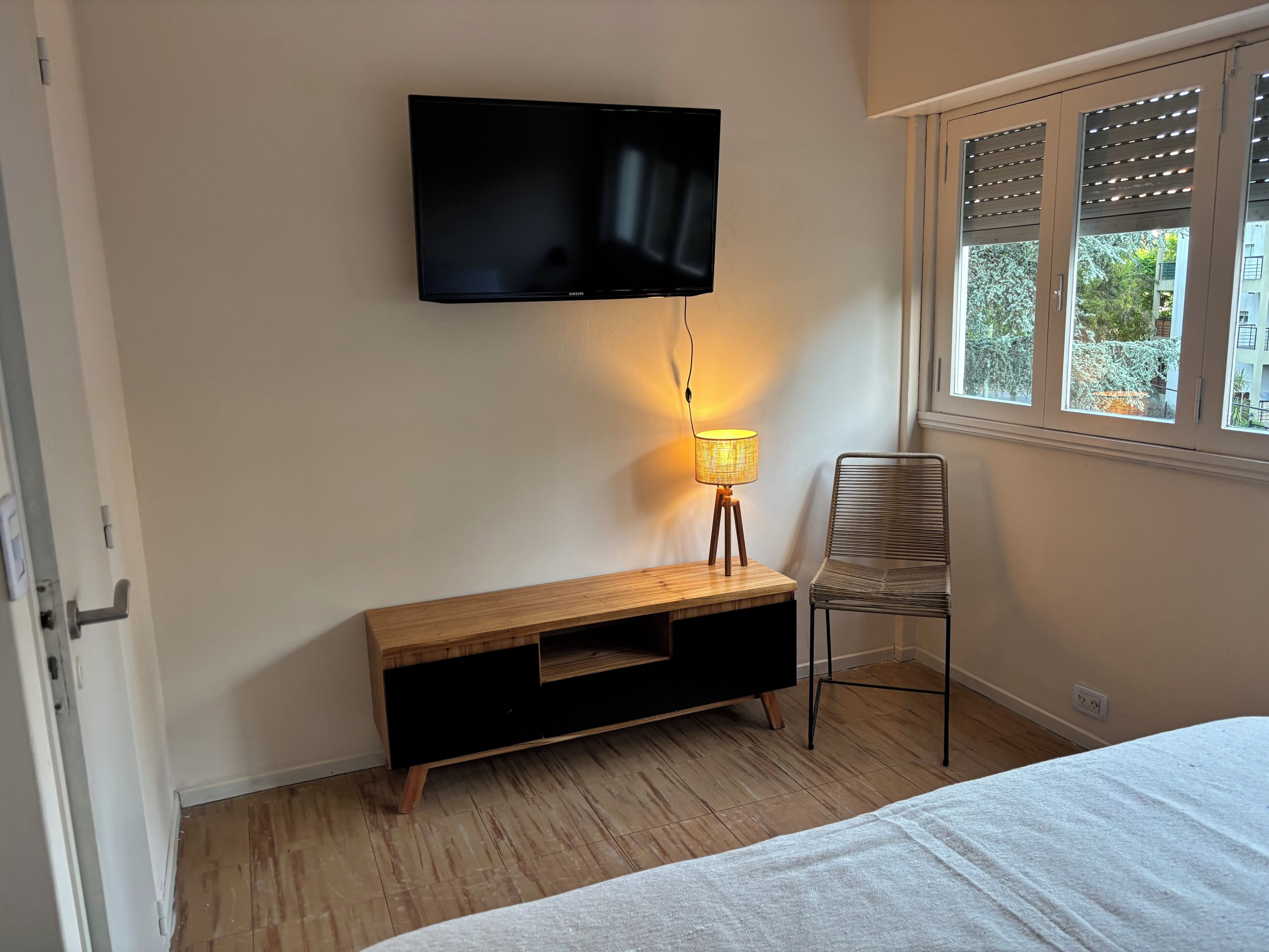 Safe på rommet, blendingsgardiner og wi-fi (inkludert)