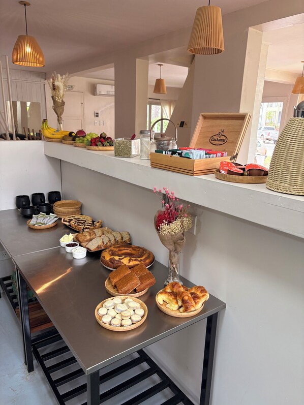 Free daily continental breakfast - Black Suites Pinamar (Pinamar)