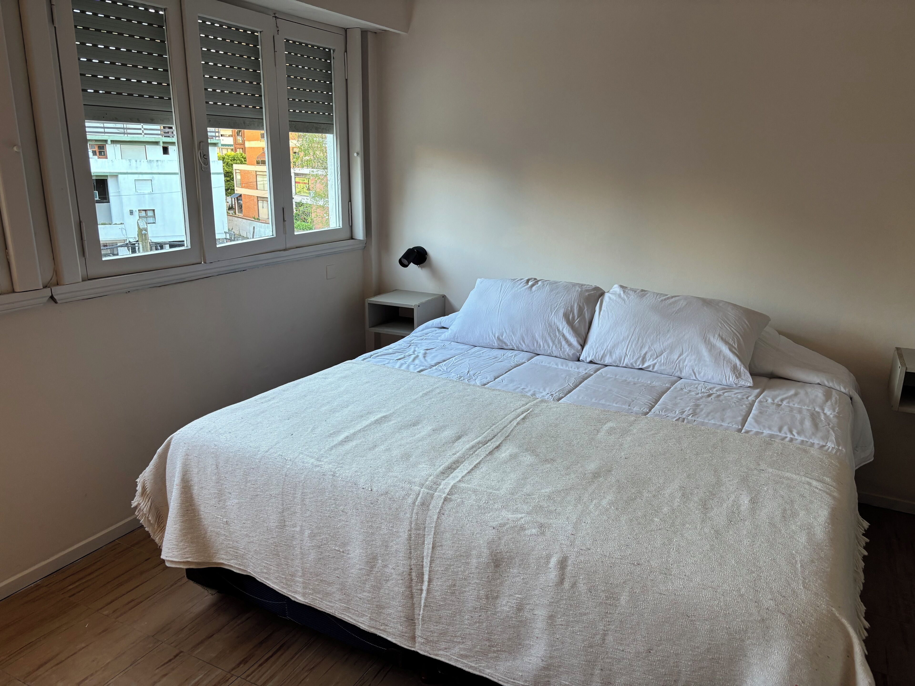 Een kluis op de kamer, verduisterende gordijnen, gratis wifi