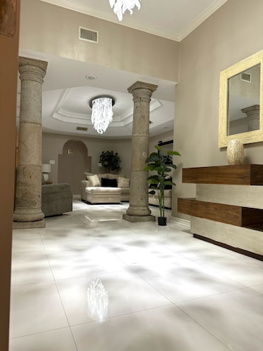 Charming 3-bedroom house with AC and fitness space in Laredo