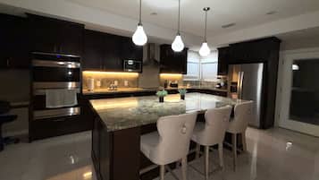 Micro-ondes, four, plaque de cuisson, lave-vaisselle