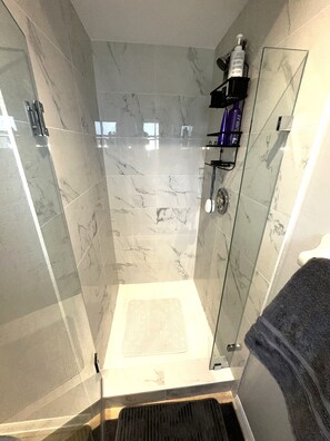 Shower, hair dryer, towels, soap - Bright end-unit 3BR w/ vaulted ceilings near beach (Naples)