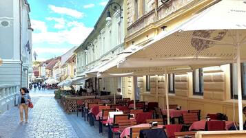 تناول الطعام بالخارج