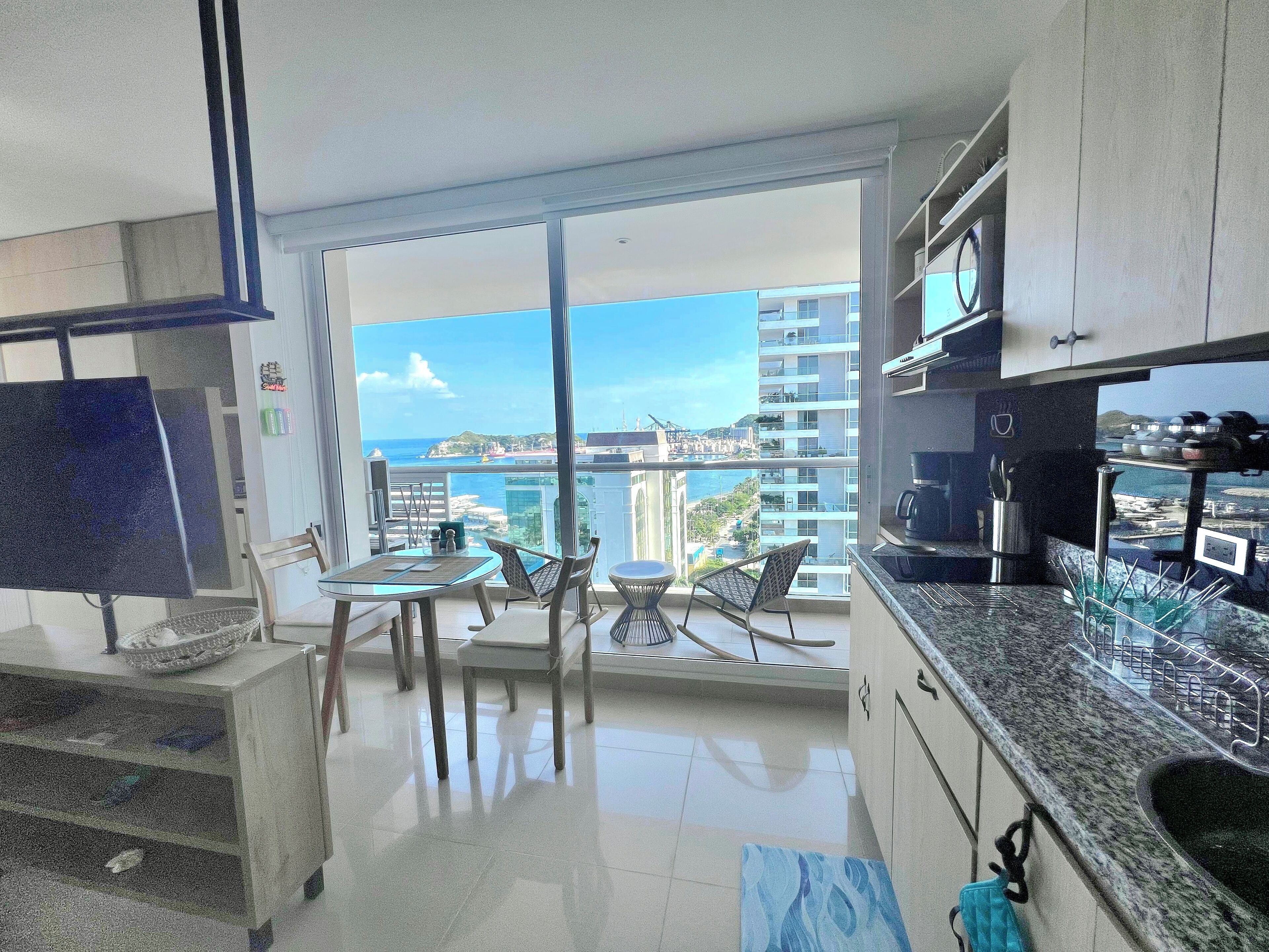 Køleskab, mikrobølgeovn, kogeplade, kaffe-/temaskine