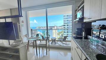 Køleskab, mikrobølgeovn, kogeplade, kaffe-/temaskine