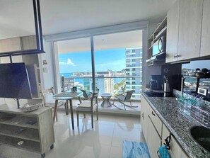 Réfrigérateur, micro-ondes, plaque de cuisson, cafetière/bouilloire