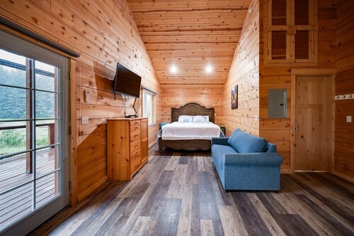 Lakeside Cottage: Serene Retreat at Friends by the Ocean