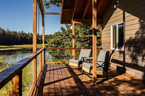 Lakeside Cottage: Serene Retreat at Friends by the Ocean