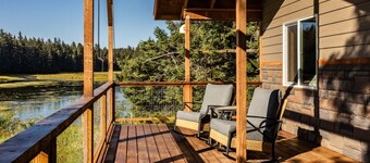 Lakeside Cottage: Serene Retreat at Friends by the Ocean