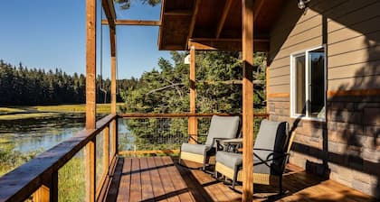 Lakeside Cottage: Serene Retreat at Friends by the Ocean