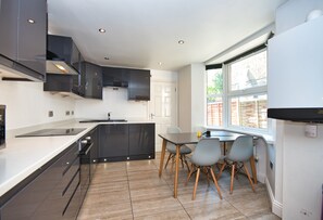 Microwave, oven - Family Cottage in Orpington | 3BR, w/Netflix | Sleeps 7 (Orpington)