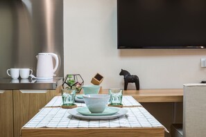 Dining - Family Cottage in Orpington | 3BR, w/Netflix | Sleeps 7 (Orpington)