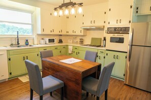 Microwave, oven, stovetop, dishwasher - Lake Hickory cozy home (Hickory)