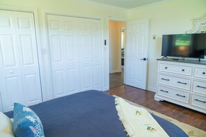 3 bedrooms, iron/ironing board, WiFi, bed sheets - Lake Hickory cozy home (Hickory)