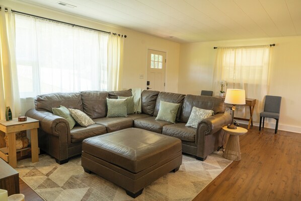 Living area - Lake Hickory cozy home (Hickory)