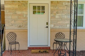 Exterior detail - Lake Hickory cozy home (Hickory)