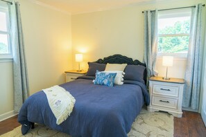 3 bedrooms, iron/ironing board, WiFi, bed sheets - Lake Hickory cozy home (Hickory)