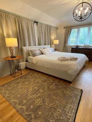 4 chambres, bureau, fer et planche à repasser, lit parapluie